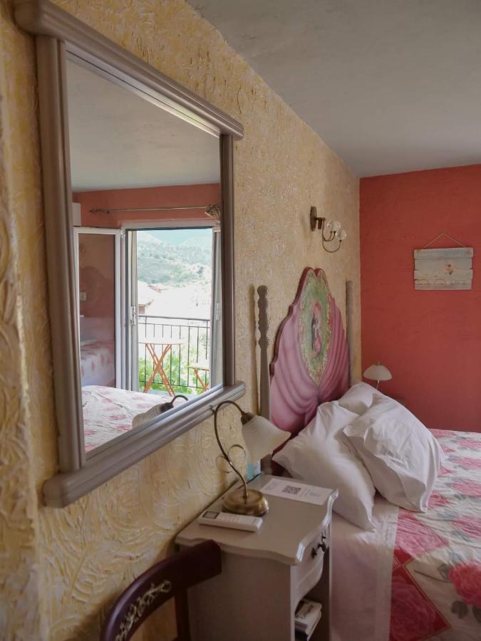 Hotel Η Φωλιτσα Karpenísion Exterior foto